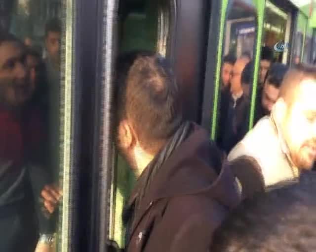 Bursa'da metro yolda kaldı vatandaşlar isyan etti
