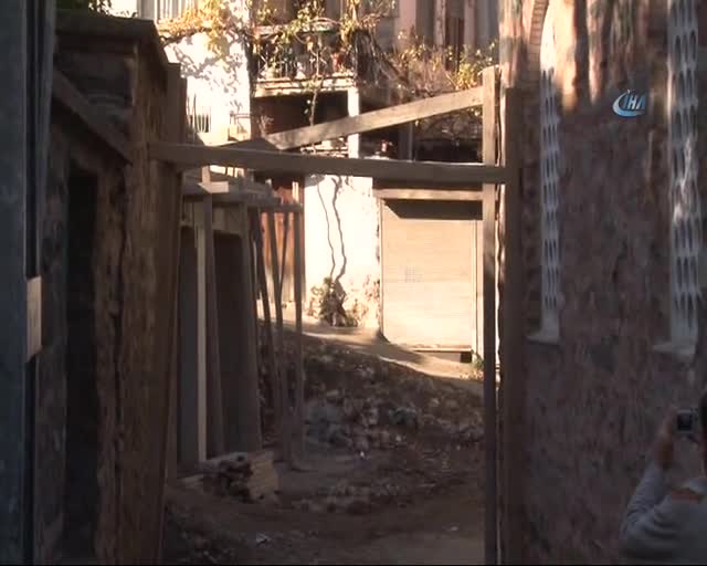 Bursa'da 5 asırlık duvarı çatlattılar, "yıkılmasın" diye kalas dayadılar!