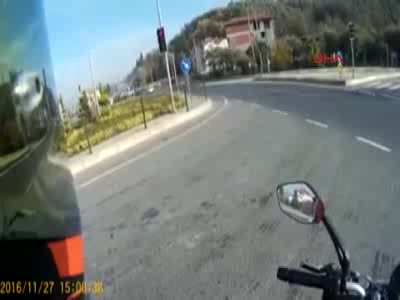 Motosikletin bariyerlere çarpma anı kask kamerasına yansıdı
