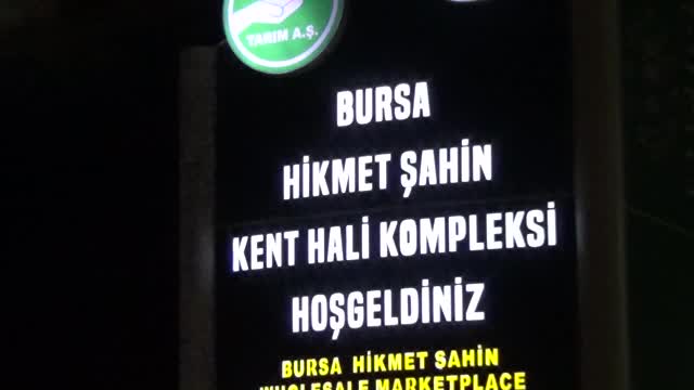 Bursa'da pazarcılar, tezgahları için otobanı trafiğe kapattı