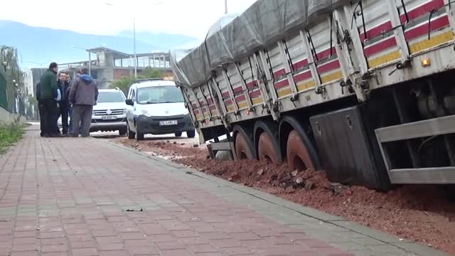 Bursa'da aynı yolda 2 TIR devrildi