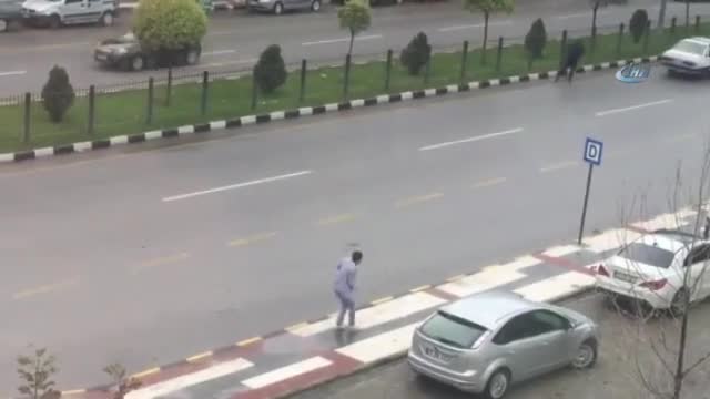 Sokak ortasında silahlı çatışma kamerada