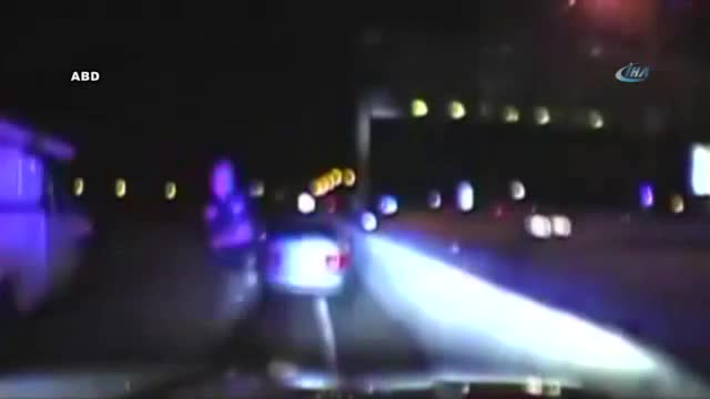 Polis otosuyla kendi aracı arasında ezildi