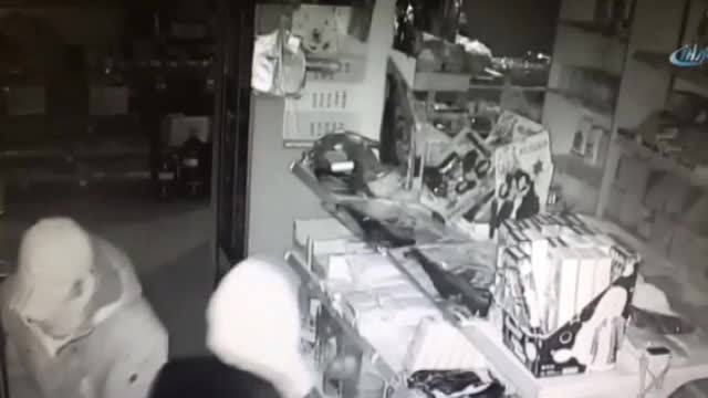 Market hırsızlığı güvenlik kamerasına yansıdı
