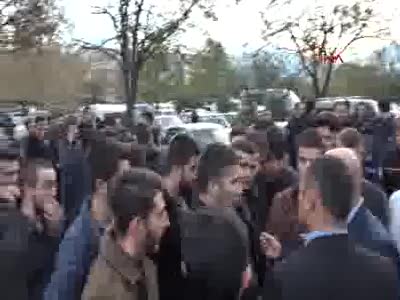 Üniversitede 'omuz atma' kavgası