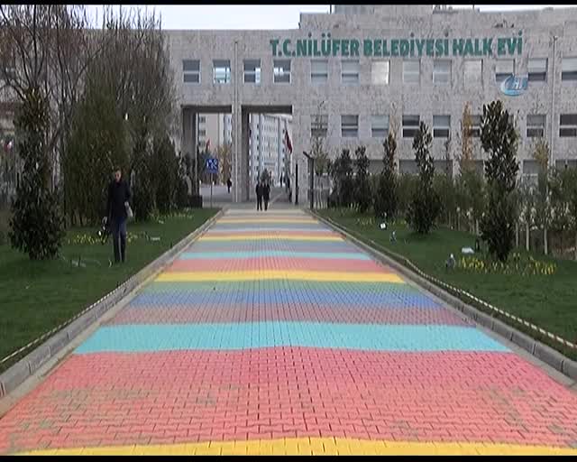 Bursa'da bu yolu gören fotoğraf çektirmek için üzerinden tekrar geçiyor
