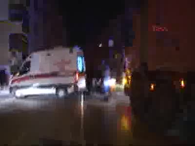 Kırmızı ışıkta bekleyen polis aracına otomobil çarptı: 2'si polis 5 yaralı