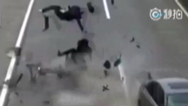 Motosiklet otomobille böyle çarpıştı: 1 ölü, 1 yaralı