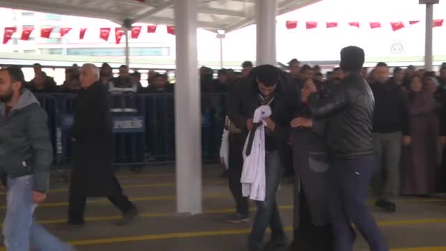 Bursalı şehidin tabutuna damatlık gömleği örtüldü
