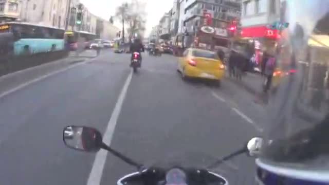 Motosiklet kadına böyle çarptı!