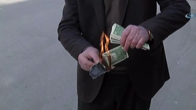 Sokak ortasında bir deste dolar yaktı