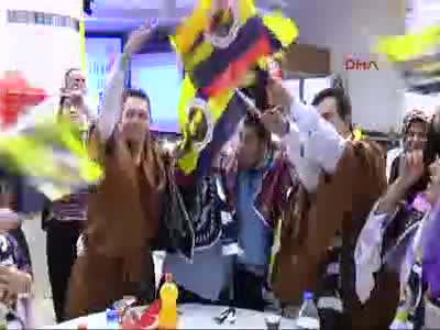 Fenerbahçeli futbolcular engellilerle bir araya geldi