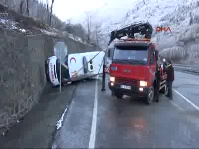 Trabzon'da buzlanma kazalara neden oldu, ambulans yan yattı