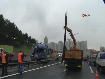 TEM'de TIR kazası! Trafik felç oldu