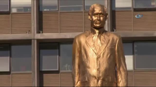 İsrailliler altın kaplama Netanyahu heykelini yıktı