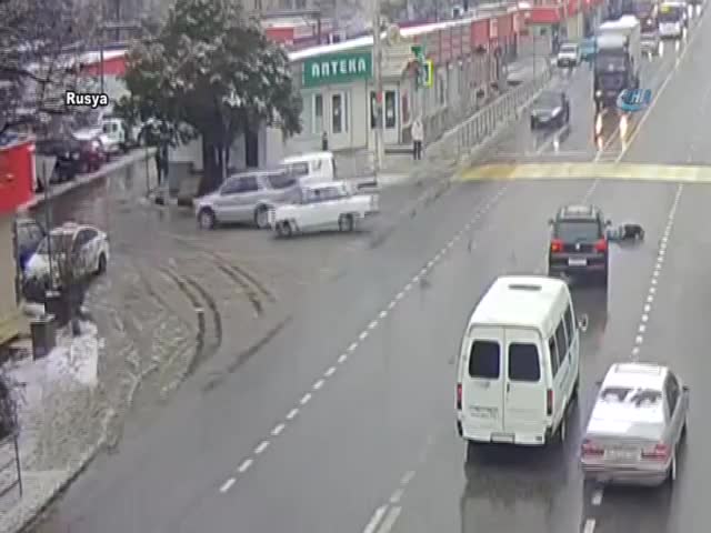 Sürücüsü yola düşen araç kendi kendini park etti