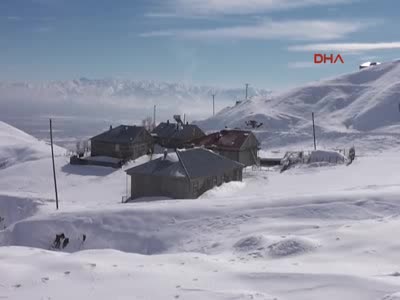 Doğu'da köyler kar hapsinde