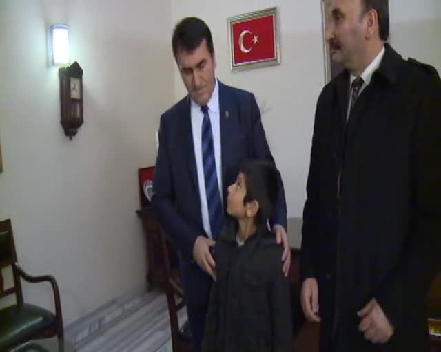 Bursa'da küçük çocuğa işitme cihazı hediye edildi