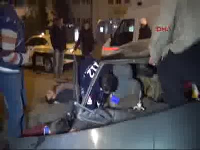 Bursa'da kontrolden çıkan araç bariyerlere çarptı: 4 yaralı