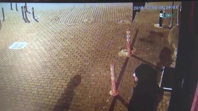 Bursa'da acemi hırsızlar ikinci defa geldikleri dükkanın kapısını açamadı