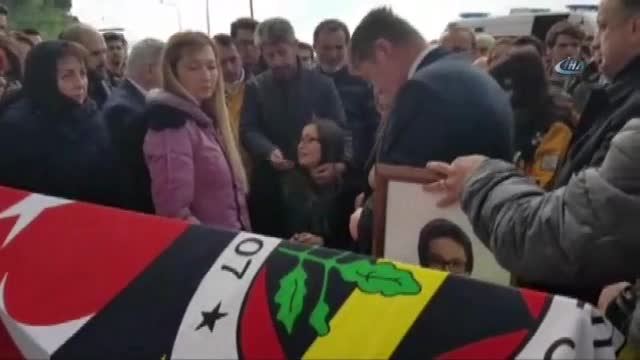 Berkay'ın tabutuna Fenerbahçe bayrağı örtüldü