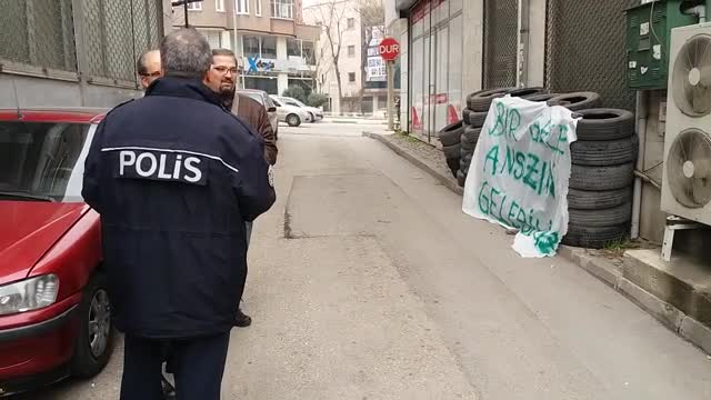 Bursa'da gazete binasına tehdit içerikli pankart astılar!