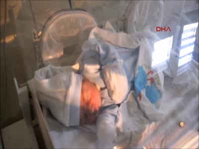 İki günlük bebek donmak üzereyken cami avlusunda bulundu