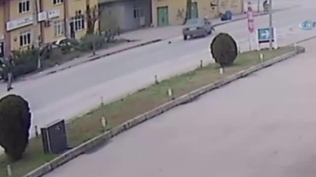 Otomobil bisikletliye böyle çarptı