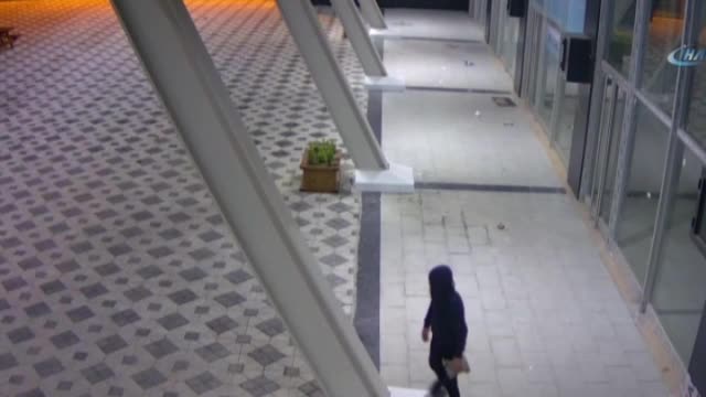 Kaldırım taşıyla camını kırdıkları iş yerini soydular