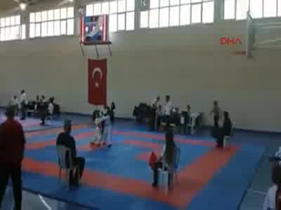 Minik karateciden madalyalı uğurlama