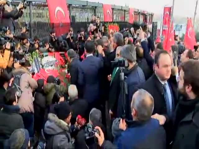 Olay yerine çiçek bıraktı