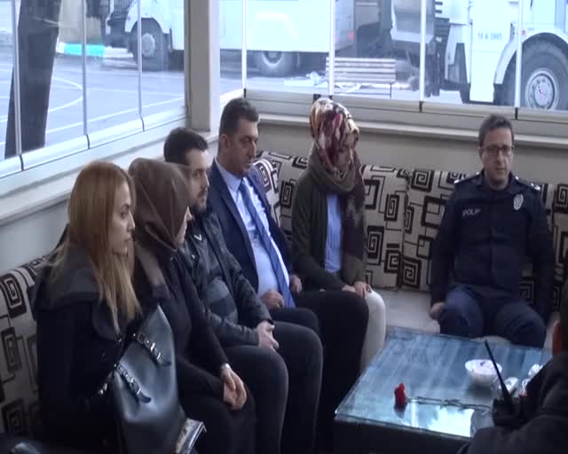 Bursa'da Çevik Kuvvet Müdürlüğü'nü ziyaret edip, polislere baklava ikram ettiler