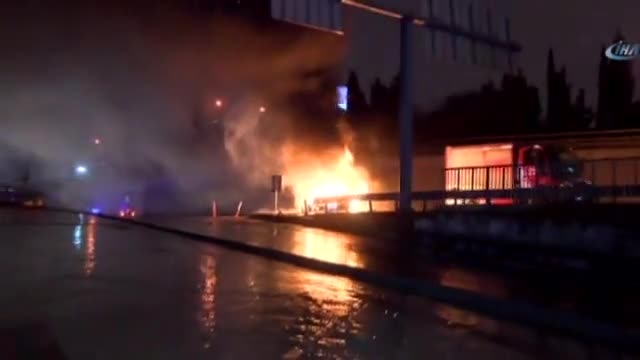 Lüks otomobil alev alev yandı, sürücü son anda kurtuldu
