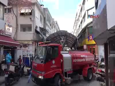 Yavru kediyi itfaiye kurtardı