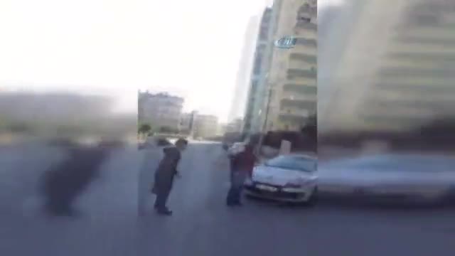 Bıçaklandığı anı kameraya çekti