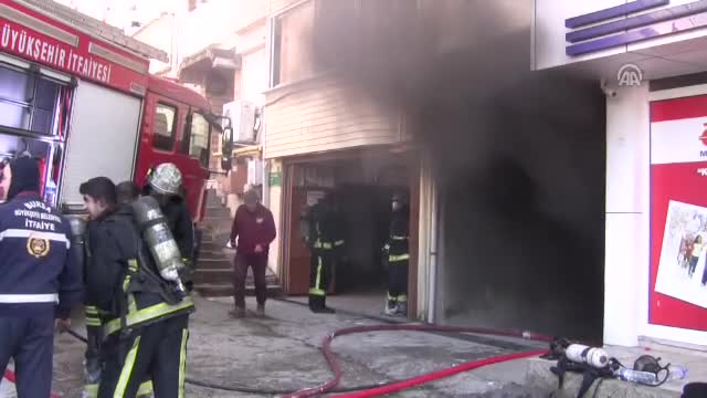 Bursa'da sitenin otoparkında yanan araç korkuttu