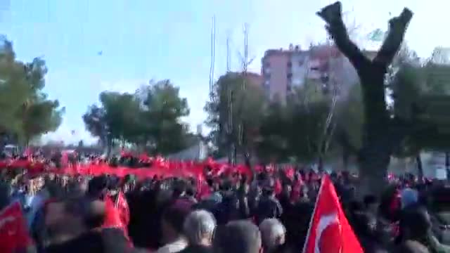 Diyarbakır ve Hakkari'de binlerce insan 'terörle lanet' okudu