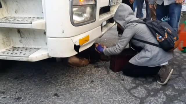 Genç kadın hafriyat kamyonunun altında kaldı