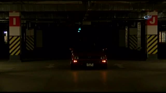 Aracını streç filmle koruyor