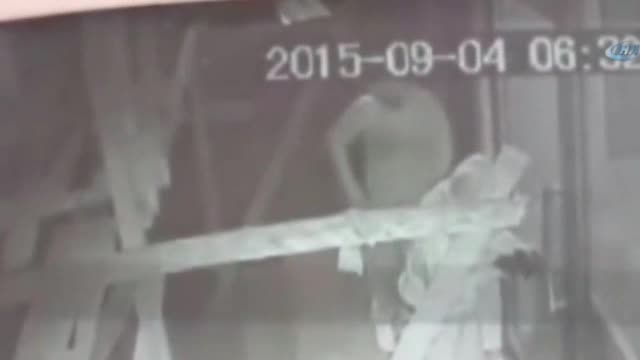 Bursa'da hırsızların elektrikçiyi 30 saniyede soyma anı güvenlik kamerasında