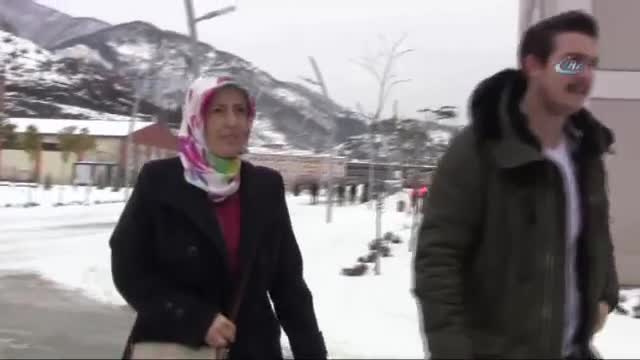Anne-oğul aynı okulda okuyor