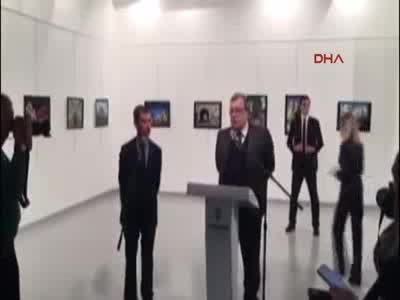 Rus Büyükelçi Andrey Karlova'a düzenlenen saldırı öncesinde çekilen görüntü