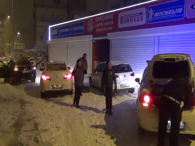 Bursa İnegöl'de ambulans direğe çarptı: Doktor yaralandı