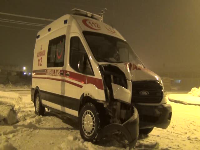 Bursa İnegöl'de ambulans direğe çarptı: Doktor yaralandı - 2