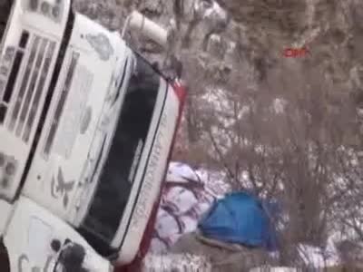 Uçuruma yuvarlanan kamyondan son anda atlayıp kurtuldu