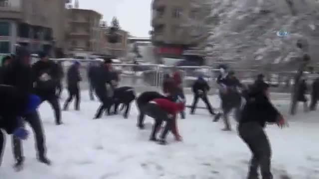Çevik kuvvet ile vatandaşın kartopu savaşı