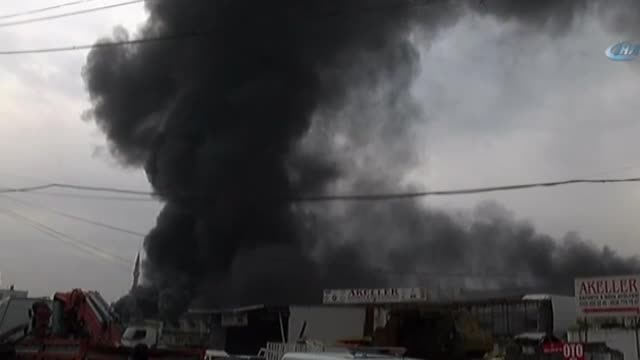 Fabrika, iş yeri ve 2 depo kül oldu
