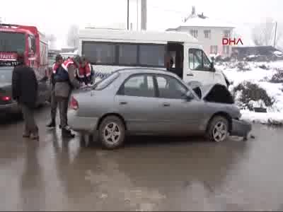 Düzce'de otomobil ile öğrenci servisi çarpıştı: 12 yaralı