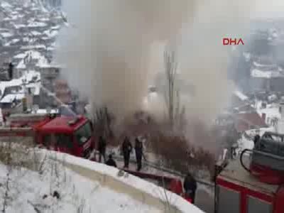 Annelerinin kapıyı kilitleyip gittiği evde çıkan yangında 2 kardeş öldü