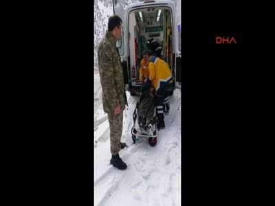 Uzman Çavuş, kalp hastası vatandaşı sırtında taşıdı